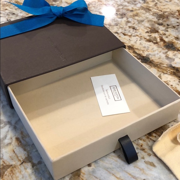 Louis Vuitton draw open Box, Bow, Cloth and card - Picture 5 of 11